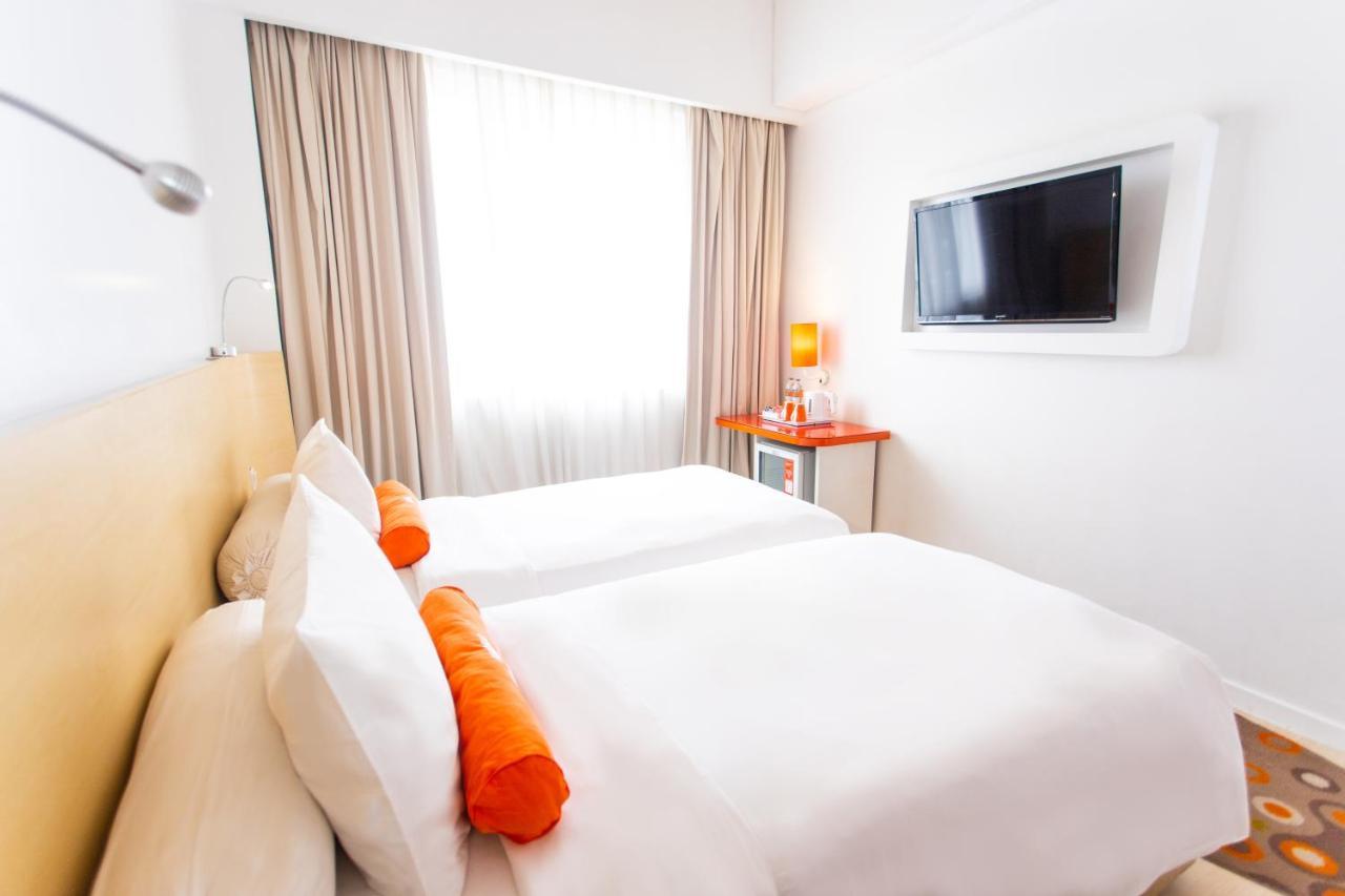 HARRIS Hotel Pontianak Exterior foto
